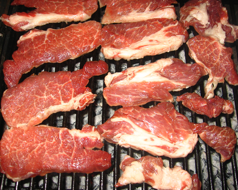 Ceafa de porc la gratar cu salata